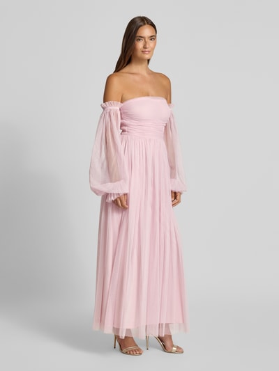 Frauenmodel trägt Abendkleid in Midilänge mit Raffungen von LACE & BEADS, Semitransparentes Design, Taillierte Passform, Langärmelig, Off-Shoulder-Design, Unterrock, Ganzkörperansicht von vorne.