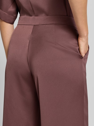 Frauenmodel trägt Straight Fit Hose aus Satin von SWING in Braun, glatte Textur, Detailaufnahme Rückansicht, Kontext: Damen Hose, Satin, Hakenverschluss, Reißverschluss, Bundweite 38 cm, Innenbeinlänge 83 cm bei Größe 36.