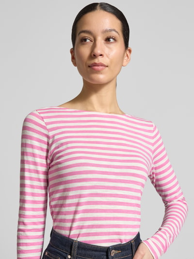 Kobiece model prezentuje Regular Fit Langarmshirt aus reiner Baumwolle von Marc O'Polo w paski, bawełna, U-łódkowy dekolt, krój regular fit, widok z przodu, zbliżenie na górną część ciała.