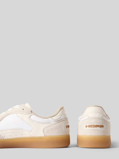 Produktfoto, Sneaker mit Logo-Stitching Modell 'Park' von HOFF in Weiß und Beige, glatte Sohle, abgerundete Passform, Seiten- und Rückansicht