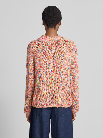 Frauenmodel trägt Regular Fit Pullover mit Schurwoll-Anteil in Strick-Optik von Rich & Royal, mehrfarbig meliert, Rückenlänge 60 cm, Ganzkörperansicht Rückansicht.