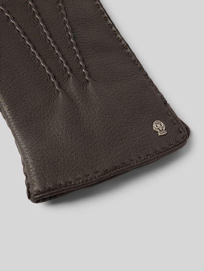 Produktfoto, Lederhandschuhe aus echtem Leder Modell 'Garmisch' von Roeckl, braunes Leder mit Ziernähten, metallic Label-Detail, feine Textur