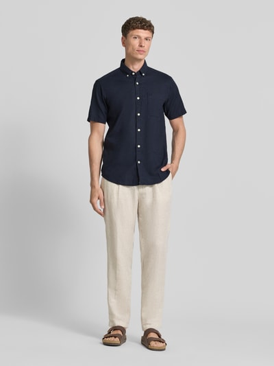 Männermodel trägt Regular Fit Freizeithemd mit Button-Down-Kraag van camel active, donkerblauw, linnenmix met katoen, borstzak, label-stitching, voorkant volledig zichtbaar, geheellichaamsaanzicht van voren.