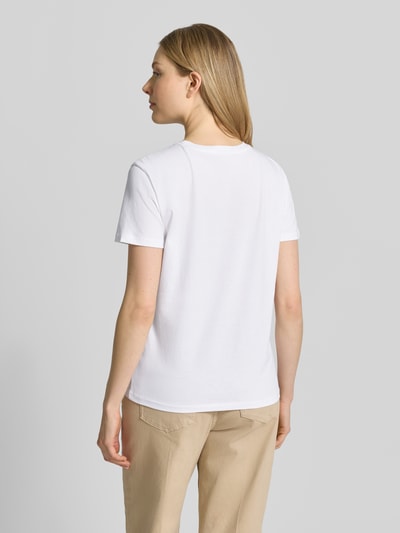 Modelka kobieca nosi T-Shirt mit Motiv-Stitching od Jake*s Casual z czystej bawełny, krój regular fit, biały kolor, widok całej sylwetki z tyłu
