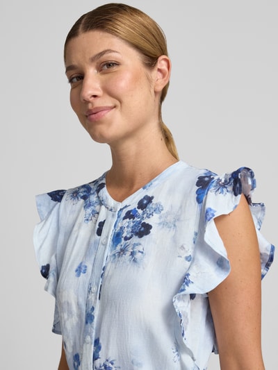 Vrouwenmodel draagt midi-jurk uit mix van linnen en viscose van monari, all-over look, knoopsluiting, strikceintuur, ronde hals, Nahaufnahme Oberkörper. Ruglengte maat 36: 119 cm, borstwijdte maat 36: 48 cm, mouwlengte maat 36: 8 cm.
