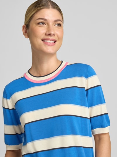 Modelka kobieca ma na sobie Slim Fit Pullover aus reiner Baumwolle od Jake*s Casual, niebieskie i kremowe pasy, gładka struktura, zbliżenie górnej części ciała.