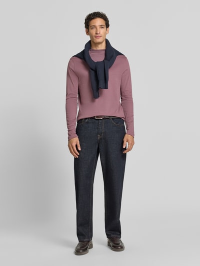 Männermodel trägt Regular Fit Longsleeve aus reiner Baumwolle mit Stehkragen von Christian Berg Men in Altrosa, Ganzkörperansicht von vorne. Produktmerkmale: elastische Abschlüsse, Rückenlänge 65 cm bei Größe M.