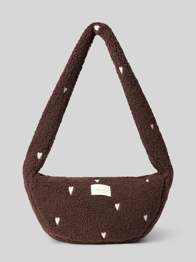 Produktfoto, Shoulder Bag in Teddy-Qualität von Studio Noos, ciemnobrązowa z białymi haftowanymi sercami, szeroki pasek, miękka tekstura, główna komora na zamek, wewnętrzna kieszeń, Szerokość w rozmiarze 1: 41 cm, długość: 22 cm, głębokość: 9 cm, długość paska: 90 cm