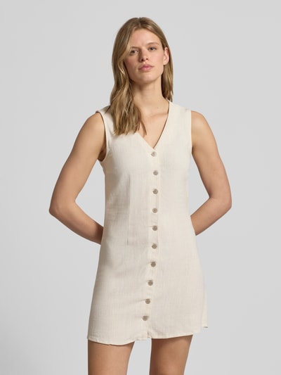 Frauenmodel trägt Tailliertes Freizeitkleid aus Viskose-Leinen-Mix Modell 'SIESTA' von Only, Optik: Unifarben, Mini-Länge, V-Ausschnitt, Knopfleiste, Ärmelform: Ohne Ärmel, Materialverarbeitung: Flammgarn, Ganzkörperansicht von vorne.