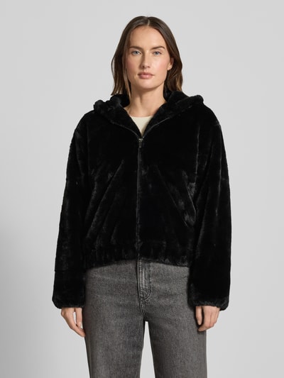 Kobiece model prezentuje Regular Fit Jacke in Webpelz-Optik od Tom Tailor Denim, czarna, z kapturem, zamek, z długimi rękawami, widok z przodu.
