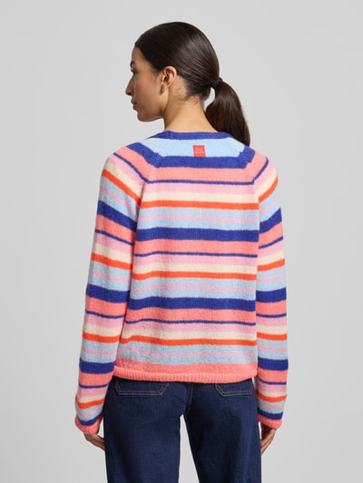 Frauenmodel trägt Strickjacke mit Knopfleiste von Smith and Soul, Mohair-Mix, bunte Streifen, lockerer Schnitt, Rückenansicht, Ganzkörperansicht Rückansicht.
