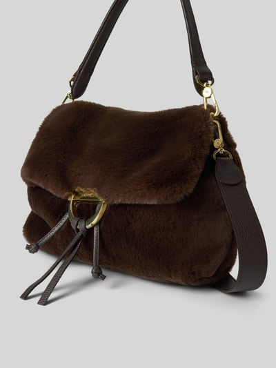 Produktfoto, Crossbody Bag aus echtem Leder Modell 'TEMI' von Abro in Dunkelbraun, weiche Felloptik, goldene Schnalle, abnehmbarer Schulterriemen, kurzer Tragehenkel, sichtbares Innenfach mit Reißverschluss, Maße 34x24x10 cm, Länge Schulterriemen 110 cm.