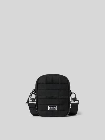Produktfoto, schwarze Sling Bag mit Logo-Stitching von Kenzo, Strukturmuster, Reißverschlussfach, abnehmbarer Schulterriemen, kompaktes Design