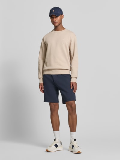 Männermodel trägt Relaxed Fit Sweatshirt aus reiner Baumwolle von Polo Ralph Lauren, Optik: Unifarben, Logo-Detail, Ganzkörperansicht von vorne