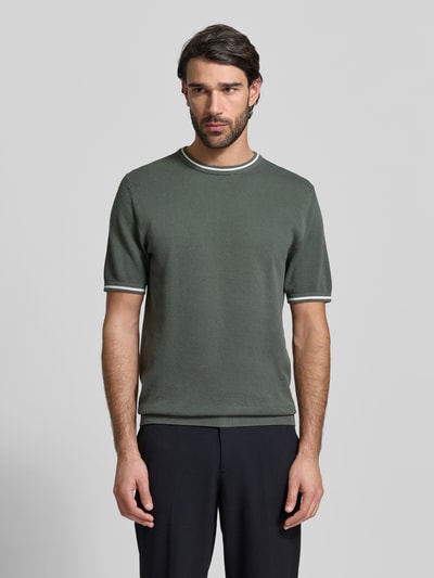 Männermodel trägt Regular Fit T-Shirt in Strick-Optik von Christian Berg Men in Olivgrün mit Rundhalsausschnitt, Ganzkörperansicht von vorne.