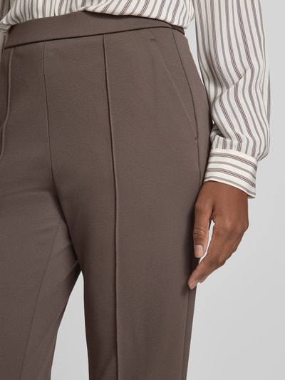 Frauenmodel trägt Gerade Hose mit fixierten Bügelfalten Modell 'RENEE' von Raffaello Rossi in Braun, Strukturstoff, Nahaufnahme Oberkörper, Damen Gerade Hose von Raffaello Rossi.