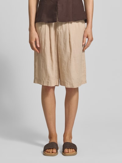 Frauenmodel trägt Wide Leg Leinenshorts mit Bundfalten von s.Oliver RED LABEL, Optik: Unifarben, Passform, Bundfalten, seitliche Eingrifftaschen, Gesäßtaschen, Material: reines Leinen, hellbeige Textur, Ganzkörperansicht von vorne.