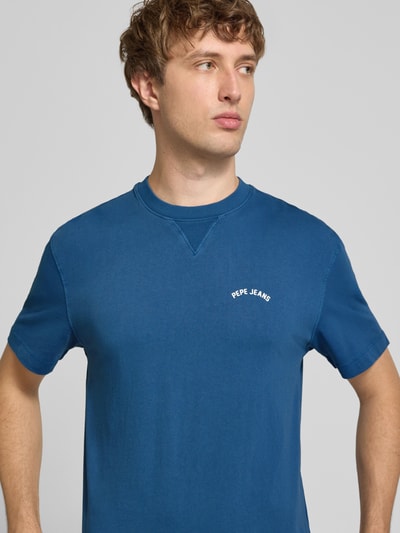 Männermodel trägt Regular Fit T-Shirt aus reiner Baumwolle Modell 'John Tee' von Pepe Jeans in blauw, Nahaufnahme Oberkörper, Heren t-shirt