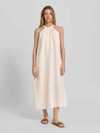 Vrouwenmodel draagt midi-jurk met linnen en viscose, loose fit, ronde hals met plooien, steekzakken, model 'Qelina' van Someday, vooraanzicht, context: dames midi-jurk van Someday, viscosemix met linnen, loose fit, ronde hals met plooien, zij-steekzakken, druppelvormige hals en knopen achteraan, ruglengte maat 36: 122 cm, borstwijdte maat 36: 48 cm.