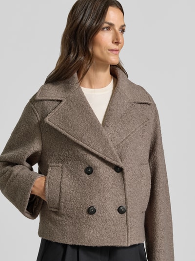 Vrouwenmodel draagt Regular fit lange jas met wol van Jake*s Casual in taupe met grove textuur, Nahaufnahme Oberkörper.