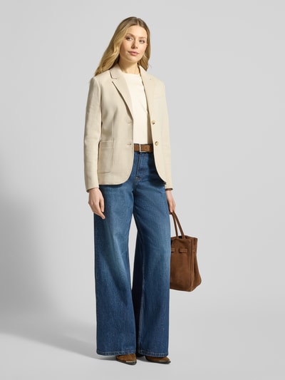 Frauenmodel trägt Regular Fit Blazer mit Reverskragen von Gant aus Baumwoll-Mix, cremefarben, 2-Knopfleiste, Ganzkörperansicht von vorne.