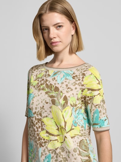 Frauenmodel trägt Damen T-Shirt aus Baumwoll-Modal-Mix im Allover-Look von Betty Barclay in Beige mit gelben und blauen Blumen, Rundhalsausschnitt, Regular-Fit, Rückenlänge bei Größe 36: 54 cm, Nahaufnahme Oberkörper.