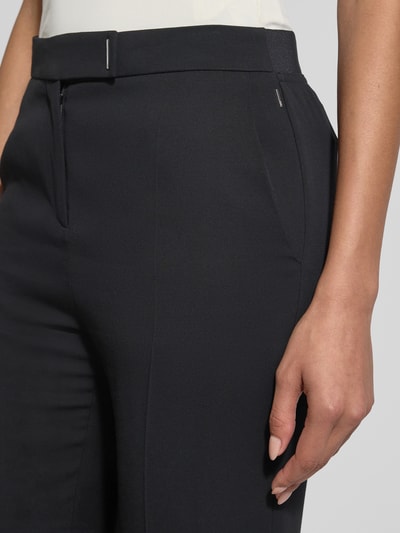 Frauenmodel trägt Schmale Hose aus reiner Viskose Modell 'TALIA4' von BOSS, Optik: Unifarben, Passform: Schmal, Label-Applikation, Verschluss: Schiebehaken, Knopf und verdeckter Reißverschluss, seitliche Eingrifftaschen, glatte Textur, Ganzkörperansicht von vorne.