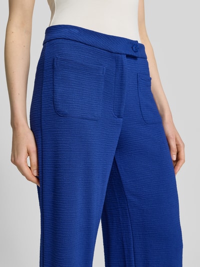Vrouwenmodel draagt Hose aus Viskose-Mix mit Strukturmuster Modell 'KATE LUMINA' van ICHI in kobaltblauw, wide leg, opgestikte zakken, detailopname taille en heup, viscosemix met stretch, binnenbeenlengte 64 cm, taillewijdte 39 cm bij maat S.