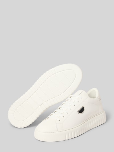 Produktfoto, Sneaker aus Leder mit Label-Applikation van Antony Morato, heren sneakers van echt leer, afgeronde punt, vetersluiting, labelapplicatie, hakhoogte maat 44: 5 cm, schachthoogte maat 44: 9 cm, schachtbreedte maat 44: 7 cm, wit met gestructureerde rubberen zool, glad oppervlak