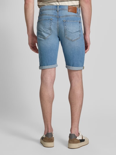 Männermodel trägt Regular Fit Shorts in Denim-Optik von Pierre Cardin, hellblauer Baumwoll-Mix, 5-Pocket-Design, Rückansicht Ganzkörperansicht.