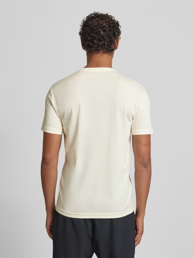 Męski model nosi T-shirt aus Viskose-Mix mit Label-Patch od EA7 Emporio Armani, mieszanka wiskozy, krój slim fit, okrągły dekolt, długość tyłu 69 cm, widok całej sylwetki od tyłu.