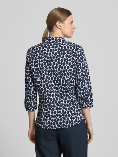 Männermodel trägt Regular Fit Bluse mit V-Ausschnitt und 3/4-Arm von More & More, mieszanka bawełny i elastanu, wzór na całej powierzchni, kołnierzyk koszulowy, dekolt w serek, rękaw o dł. 3/4, długość tyłu w rozmiarze 36: 63 cm, długość rękawów w rozmiarze 36: 45 cm, widok całej sylwetki z tyłu