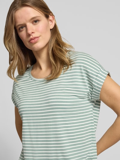 Vrouwenmodel draagt Regular Fit T-shirt uit viscosemix model 'MOSTER' van Only, look: effen, tweekleurige look, streepmotief, ronde hals, korte mouw, mouwboord, jerseymateriaal, Nahaufnahme Oberkörper.