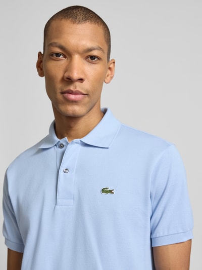 Männermodel trägt Regular Fit Poloshirt aus reiner Baumwolle von Lacoste, look effen, gestikt logo, piqué, puur katoen, nahaufnahme oberkörper