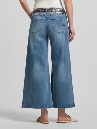 Frauenmodel trägt Wide Fit Jeans mit Viskose-Anteil Modell 'Palazzo' von Buena Vista in mittlerem Blau, 5-Pocket-Design, Paisley-Stoffband, verkürzte Passform, Ganzkörperansicht Rückansicht.