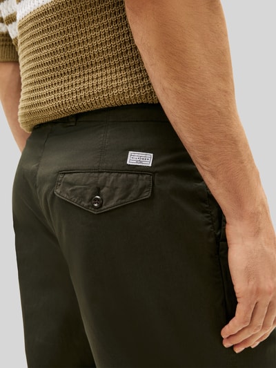 Männermodel trägt Loose Fit Hose mit Bundfalten von Tommy Hilfiger, Optik: Unifarben, reine Baumwolle, Detailaufnahme Rückansicht.