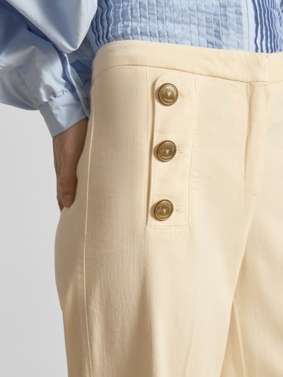 Frauenmodel trägt Wide Leg Hose mit Bügelfalten Modell 'Bridget' von SEDUCTIVE, Baumwoll-Mix mit Leinen-Anteil, Knöpfe, Nahaufnahme Oberkörper