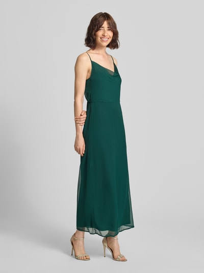 Frauenmodel trägt Abendkleid mit Spaghettiträgern Modell 'FALIA' von VILA in Dunkelgrün, Chiffon, A-Linie, Midikleid, Ganzkörperansicht von vorne