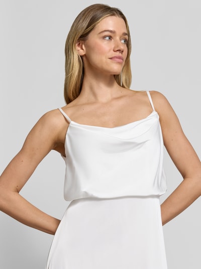 Frauenmodel trägt Abendkleid aus Satin mit Spaghettiträgern von Hey Kyla, Taillierte Passform, Nahtreißverschluss, Nahaufnahme Oberkörper. Rückenlänge bei Größe 36: 123 cm, Brustweite bei Größe 36: 35 cm.