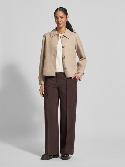 Frauenmodel trägt Jacke mit Umlegekragen Modell 'Juice' von Vila, Material-Mix mit Viskose, gerade Passform, Ganzkörperansicht von vorne.
