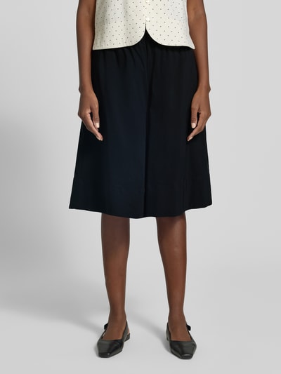 Frauenmodel trägt Bermudas mit weitem Bein Modell 'Jules' von FREE/QUENT, schwarz, Viskose-Mix mit Stretch, elastischer Bund, Nahaufnahme Unterkörper.