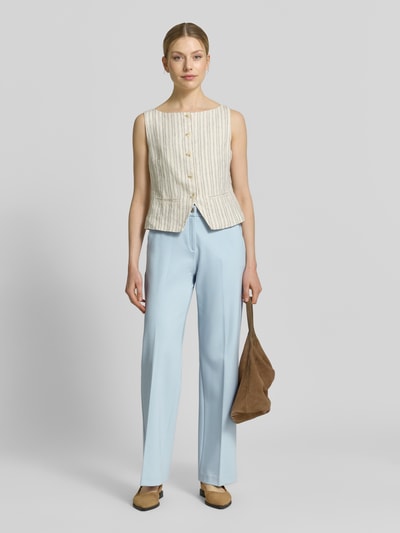 Kobiece model prezentuje spodnie z szerokimi nogawkami Wide Leg Hose aus Viskose-Mix od Brax, efekt: jednolity kolor, mieszanka wiskozy, aplikacja z marką, szlufki na pasek, zapięcie na guzik i zamek błyskawiczny, wpuszczane kieszenie, lamowana kieszeń, Ganzkörperansicht von vorne.