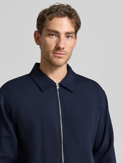 Mannelijk model draagt Regular sweatjack van katoenmix model 'TOM' van Selected in donkerblauw, Heren sweatjack, nahaufnahme bovenlichaam.