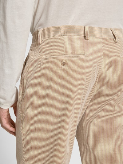 Männermodel trägt Cordhose mit Gesäßtaschen von MCNEAL, Mieszanka bawełny i elastanu, krój regular fit, Zakładki w pasie, Szerokość w rozmiarze 50: 47 cm, Długość wewnętrzna nogawki w rozmiarze 50: 80 cm, beżowe paski, wyraźna tekstura sztruksu, detal tylnej części spodni, Nahaufnahme Gesäß.