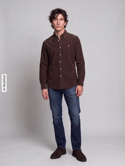 Męski model nosi brązową koszulę casualową Custom Fit Freizeithemd aus reiner Baumwolle von Polo Ralph Lauren, niebieskie jeansy, Ganzkörperansicht von vorne, KI-modifiziertes Bild.