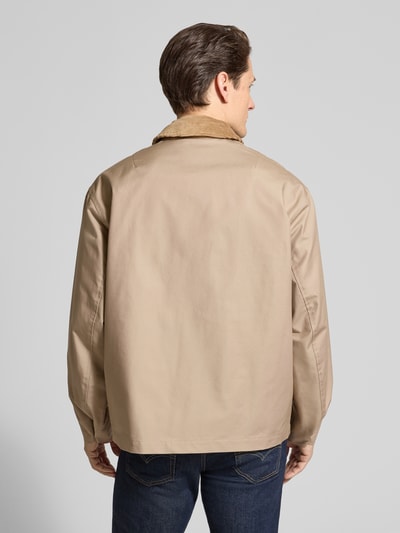Männermodel trägt Regular Fit Jacke aus reiner Baumwolle Modell 'KYLE' von SELECTED HOMME in Beige, Webware, Ganzkörperansicht Rückansicht.