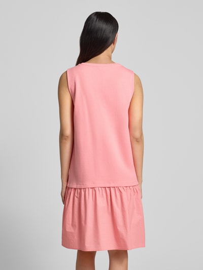 Frauenmodel trägt Relaxed Fit Freizeitkleid aus Viskose-Mix von Tom Tailor in Rosa mit glatter Textur, Ganzkörperansicht Rückansicht, Damen Freizeitkleid von Tom Tailor.