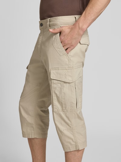 Männermodel trägt Relaxed Fit Cargoshorts aus Baumwoll-Mix von s.Oliver BLACK LABEL in Beige, Popeline-Struktur, unifarben, Nahaufnahme Oberkörper.