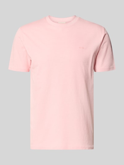 Produktfoto, T-Shirt mit Rundhalsausschnitt und Label-Stitching von Gant in Rosa aus reiner Baumwolle im Regular-Fit, glatte Textur.
