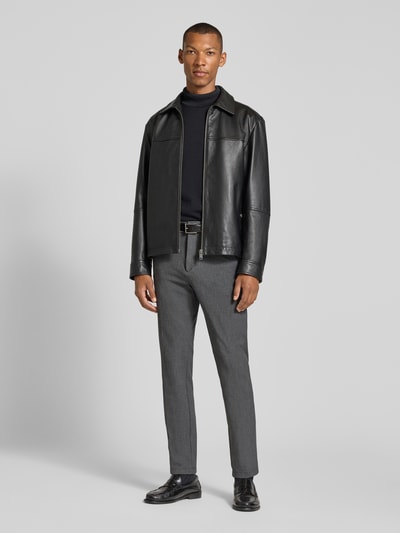 Mannelijk model draagt grijze broek van regular fit met viscose, model 'GABARDINE' van BOSS, Heren, volledige vooraanzicht.